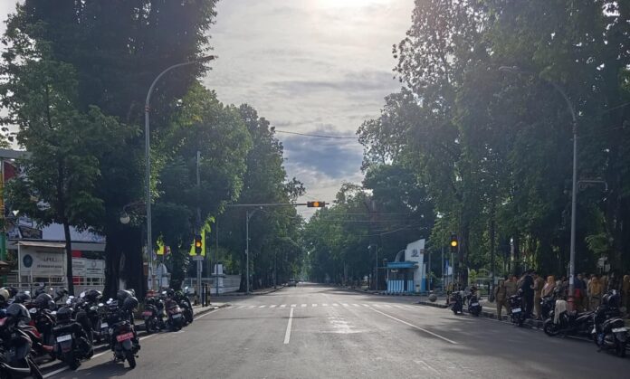 Dishub Mataram kesulitan petakan pembangunan jalur sepeda karena infrastruktur belum siap. Salah satunya di Jalan Pejanggik, Selasa (7/4/2026). (Suara NTB/pan)