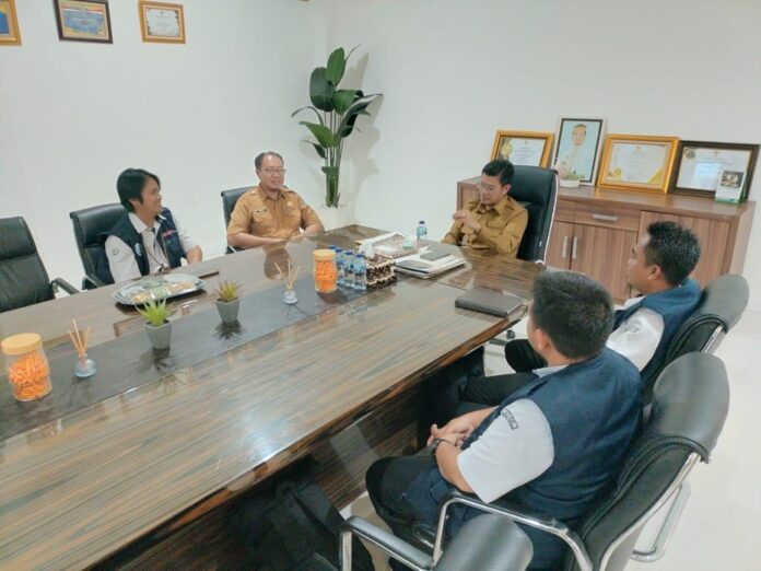 Bupati Dompu, Bambang Firdaus saat menerima tim dari Kementrian Kelautan dan Perikanan RI, Selasa (7/4) kemarin. Tim ini akan melakukan survei terhadap 12 lokasi calon Lokasi program KNMP di Kabupaten Dompu.(Suara NTB/ist) Dirjen Perikanan Tangkap Survei Calon Lokasi KNMP