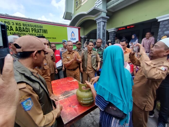 Kegiatan operasi pasar elpiji bersubsidi yang dikawal berama Satgas Elpiji Lotim yang telah dibentuk Bupati Lotim. (Suara NTB/rus)