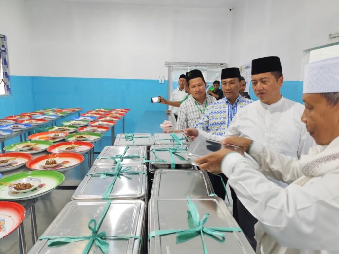 Gubernur NTB H. Lalu Muhamad Iqbal didampingi Ketua Satgas MBG NTB H. Fathul Gani meninjau salah satu SPPG beberapa waktu lalu. Sekarang ini, ada 350 SPPG ditutup sementara oleh BGN. (Suara NTB/ist)