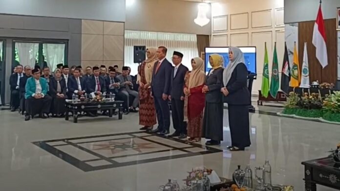 Abul Chair (tiga dari kir) diapit Gubernur NTB, Lalu Muhamad Iqbal (dua dari kiri) dan Ketua DPRD NTB, Hj. Baiq Isvie Rupaeda, (tiga dari kanan) berfoto bersama usai pelantikan Sekda definitif NTB, di Pendopo Gubernur, Kamis (9/4/2026). (Suara NTB/ist)