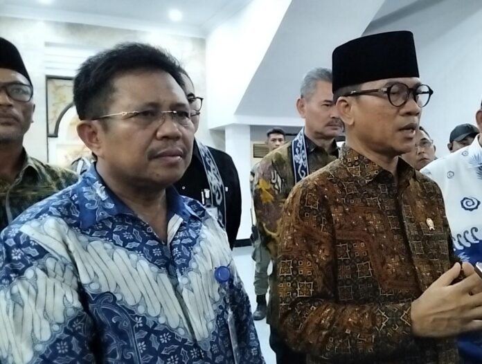 Mendes PDT Yandri Susanto (kanan) bersama Bupati H. Lalu Ahmad Zaini direncanakan akan menyerahkan DIPA program Rp1 miliar per desa dan Rp100 juta per Dusun. (Suara NTB/ist)