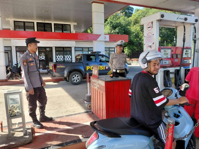 Personel Polres KSB melakukan pemantauan harga BBM di salah satu SPBU di Maluk pada, Senin (13/4).(Suara NTB/ist)