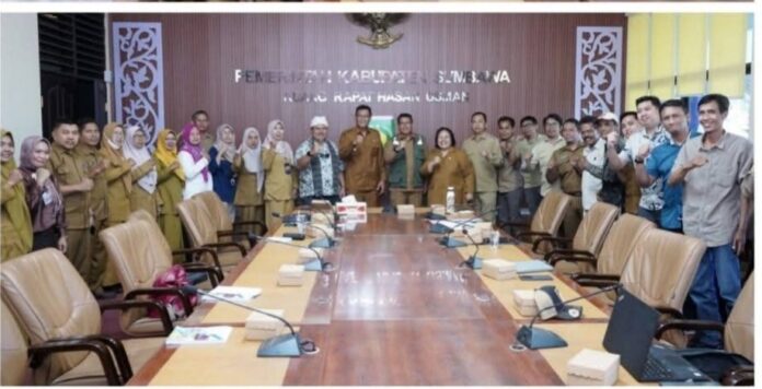 Bupati Sumbawa H. Syarafuddin Jarot berfoto bersama usai kegiatan diseminasi exit strategy project the Development of Integrated Farming System in Upland Areas (UPLAND) Tahun 2026 pada, Selasa (14/4).(Suara NTB/ist)