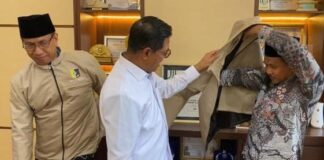 Bupati Lotim Berikan Jaket dan Transportasi Gratis bagi JCH Bupati Lotim Berikan Jaket dan Transportasi Gratis bagi JCH