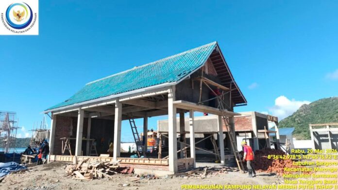 Nampak salah satu bangunan KNMP di Desa Labuhan Sangoro yang masih dalam proses pembangunan.(Suara NTB/ils)
