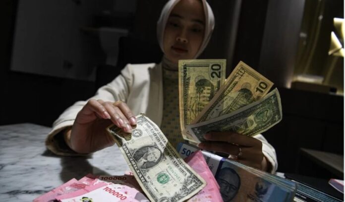 Bank Indonesia Pangkas Batas Maksimal Pembelian Dolar AS, Efek Perang di Timur Tengah Bank Indonesia Pangkas Batas Maksimal Pembelian Dolar AS, Efek Perang di Timur Tengah