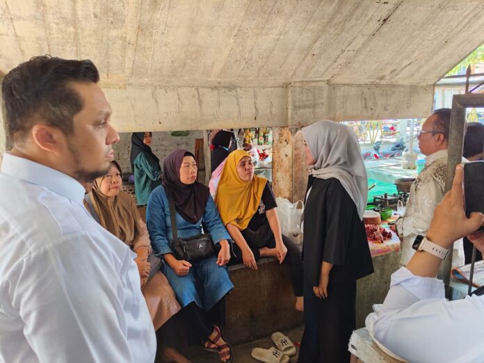 Wakil Ketua Komisi II DPRD Kota Mataram, Siti Fitriani Bakhreisyi berdialog dengan pedagang di Pasar Cemara, Senin (4/5/2026). (Suara NTB/ist)