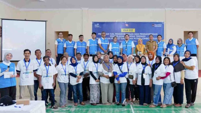 PT PLN Energi Primer Indonesia (PLN EPI) bersama PT Pelayaran Bahtera Adhiguna menggulirkan program pengembangan dan pendampingan pengelolaan sampah terpadu di kawasan wisata Pantai Bagek Kembar, Kelurahan Tanjung Karang Permai, Kota Mataram, Nusa Tenggara Barat, Selasa (12/5).