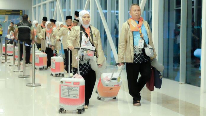 Jemaah Calon Haji (JCH) asal NTB berjalan menuju pesawat untuk diterbangkan ke Tanah Suci. Proses pemberangkatan JCH embarkasi Lombok saat ini sudah tuntas. (Suara NTB/ist)