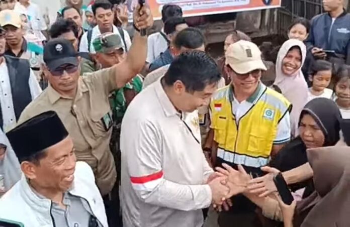 Menteri PKP Maruarar Sirait didampingi Kadis PUPRPKP Lalu Ratnawi turun mengecek rumah warga di Dasan Geria Kecamatan Lingsar. (Suara NTB/ist)