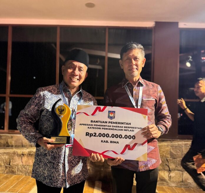 Bupati Bima Ady Mahyudi bersama Wakil Bupati Bima dr. H. Irfan Zubaidi menunjukan penghargaan yang diterima usai menghadiri apresiasi pemerintah daerah berprestasi dari Kementerian Dalam Negeri RI di salah satu hotel di Senggigi pada, Selasa (19/5) malam. (Suara NTB/ist)