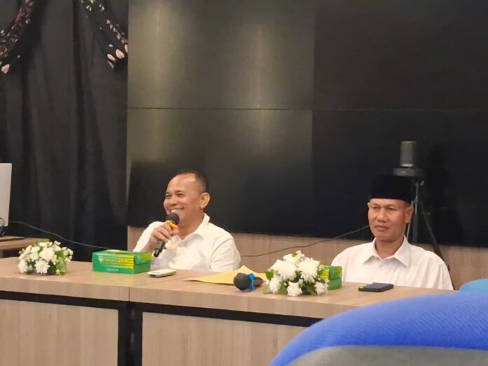 Kepala Disnakkeswan NTB, Muhamad Riadi (kanan) dan Kepala Diskominfotik NTB, Ahsanul Khalik memberikan keterangan, Rabu (20/5/2026). (Suara NTB/era)