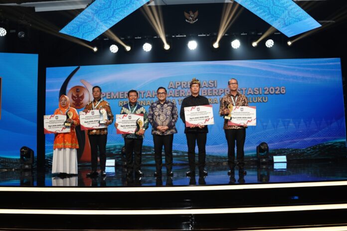 Gubernur NTB H. Lalu Muhamad Iqbal bersama Wali Kota Mataram H. Mohan Roliskana, Bupati Lombok Barat H. Lalu Ahmad Zaini, Bupati Lombok Timur H. Haerul Warisin pose bersama usai menerima penghargaan dari Kemendagri pada kategori Creative Financing dalam ajang Apresiasi Pemerintah Daerah Berprestasi 2026 Regional Nusa Tenggara, Maluku di Hotel Merumatta Senggigi, Selasa (19/5/2026) malam. (Suara NTB/ist)
