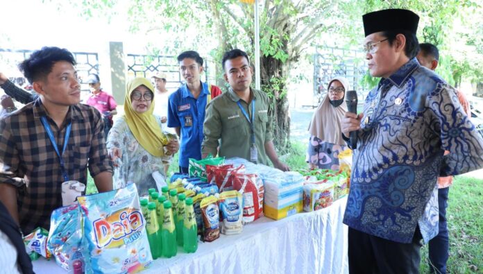 Wakil Bupati Loteng H. M. Nursiah dalam acara Gerakan Pangan Murah (GPM) di halaman kantor Camat Praya Timur, Kamis (21/5). (Suara NTB/kir)