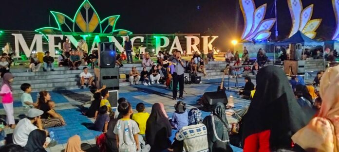 Literasi masyarakat melalui mendongeng di CFN yang diadakan Disarpus Lobar. (Suara NTB/ist)