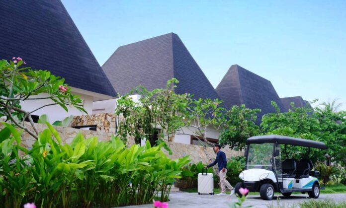 Seorang wisatawan memasuki salah satu hotel berbintang di kawasan The Mandalika. Hingga April 2026, total ada 280 ribu wisatawan berkunjung ke kawasan The Mandalika. (Suara NTB/ist) Serap 26 Ribu Tenaga Kerja, Investasi di Kawasan Mandalika Tembus Rp6 Triliun