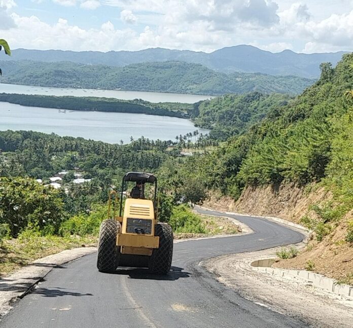 Pengerjaan aspal hotmix ruas jalan Lendang Re-Menjot Sekotong, Lombok Barat ini telah selesai. (Suara NTB/her)