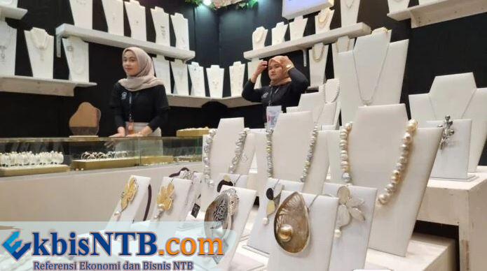 Kualitas mutiara NTB berbeda dengan mutiara dari daerah lain. Bahkan, dari temuan DPD RI, saat dipasarkan ke luar negeri, mutiara NTB dibranding sebagai mutiara produk khas Singapura. (Suara NTB/ist) Temuan DPD RI, Mutiara NTB Dipasarkan Ulang dengan Branding Singapura