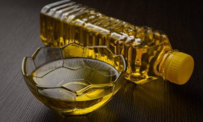 Ilustrasi. (Cooking,Palm,Oil,In,Glass,Bowl,And,Clear,Plastic,Bottle)