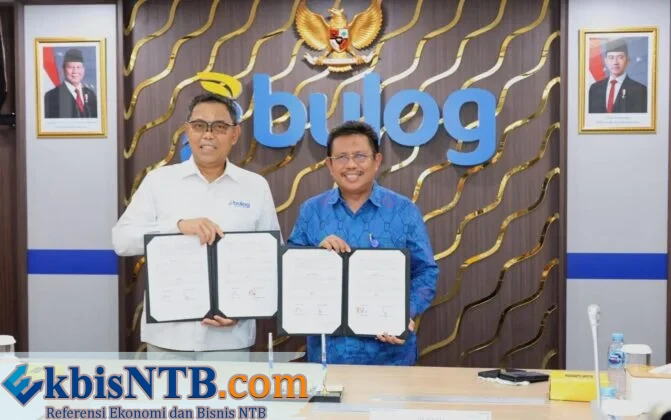 Bupati Lobar H. Lalu Ahmad Zaini (kanan) menyerahkan hibah lahan ke Bulog Pusat untuk pembangunan gudang Bulog di Lobar.(Suara NTB/ist) Pemkab Hibahkan Lahan, Gudang Bulog Terintegrasi Segera Dibangun di Lobar