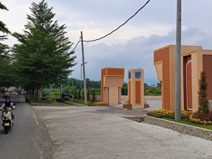 Seorang pengendara melintas di depan TPU Harum di Jalan Bunga Hatta, Kelurahan Karang Baru, Kecamatan Selaparang yang dipotret beberapa waktu lalu. TPU tersebut salah satu yang akan ditata dari dana insentif Rp3 miliar yang didapatkan dari Kemendagri. (Suara NTB/pan)