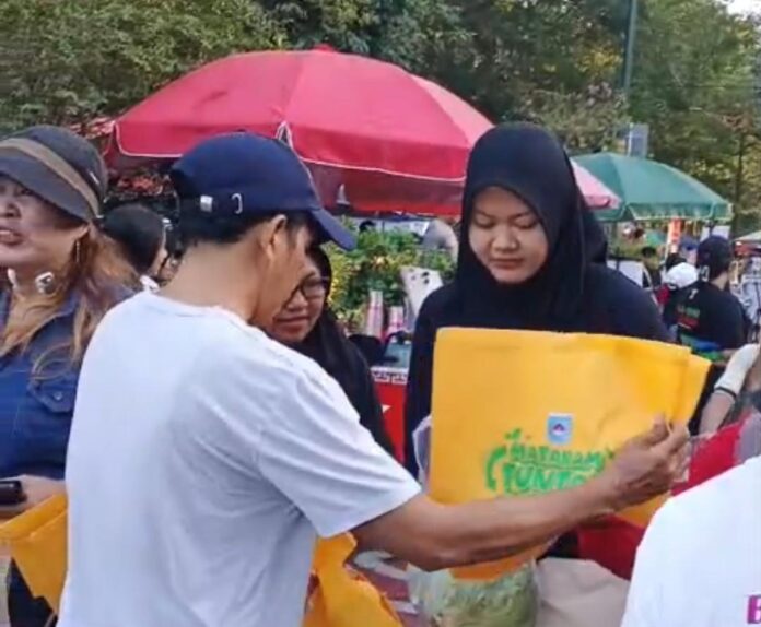 Petugas DLH Mataram membagikan kantong guna ulang (eco bag) masyarakat pada acara car free day di Jalan Udayana, Minggu (7/6/2026). Kini, 6.000 eco bag akan disiapkan untuk pasar tradisional. (Suara NTB/ist) 6.000 Tas Guna Ulang Disiapkan untuk Pasar Tradisional di Mataram