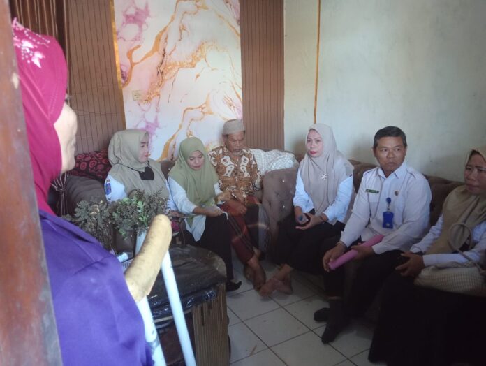 Tim Diskoperindag Kota Bima berdialog dengan pemilik pangkalan dan warga saat melakukan sidak penyaluran LPG 3 kilogram di Kelurahan Oi Mbo, Rabu (10/6/2026). (Suara NTB/ist) Elpiji Subsidi di Pangkalan Oi Mbo Diduga Tak Tepat Sasaran