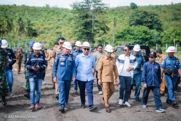 Anggota Komisi V DPR RI, H. Mori Hanafi, saat meninjau lapangan di lokasi pembangunan Pelabuhan Laut Kilo pada awal Mei 2026. (Suara NTB/dok)