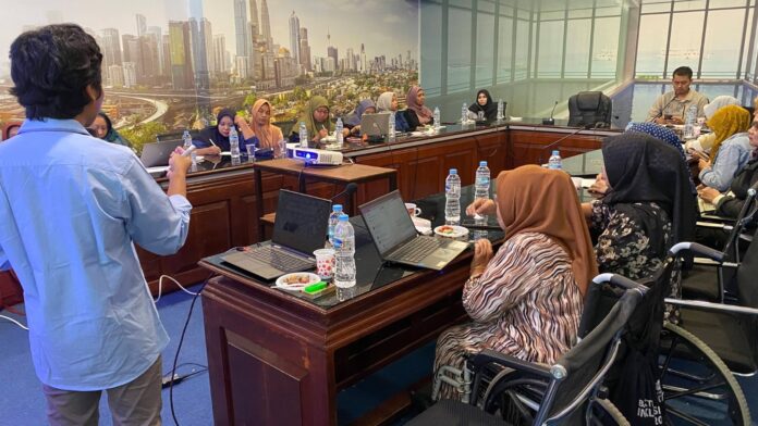 Direktur Fitra NTB, Ramli Ernanda saat memberikan pemaparan dihadapan puluhan persen pelatihan perempuan disabilitas kawal kebijakan publik (Suara NTB/ist) Fitra NTB Latih Kelompok Perempuan Disabilitas NTB Kawal Layanan Publik
