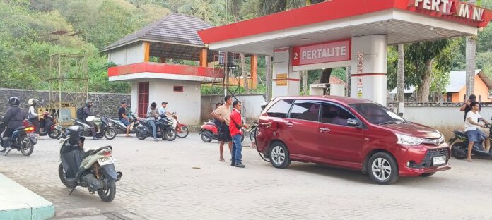Antrean kendaraan pada lajur pengisian BBM jenis Pertalite di salah satu SPBU di Taliwang panjang pada, Jumat (12/6). Pasca kenaikan harga BBM jenis Pertamax, masyarakat beralih ke BBM subsidi.(Suara NTB/bug)