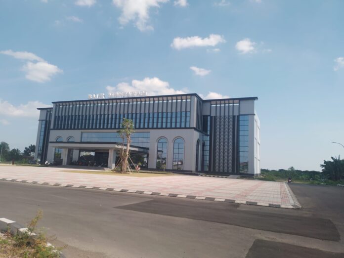 Dinas PUPR Kota Mataram akan melanjutkan pembangunan Kantor Wali Kota di Jalan Gajahmadha, Kelurahan Jempong Baru. Kenaikan harga BBM dikhawatirkan mempengaruhi harga material, sehingga perlu menghitung ulang kebutuhan anggaran. (Suara NTB/cem)