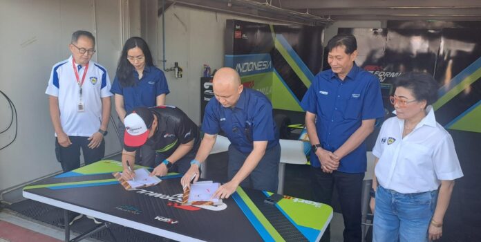 Dirut MGPA Ananda Nikola (empat dari kiri) dan CEO Formulan IDN Michael Indrajaja menandatangi MoU penyelenggaran balap Formula 4 di Sirkuit Mandalika mulai tahun ini, Minggu (14/6/2026). (Suara NTB/kir) Balapan Formula 4 Bakal Digelar di Sirkuit Mandalika