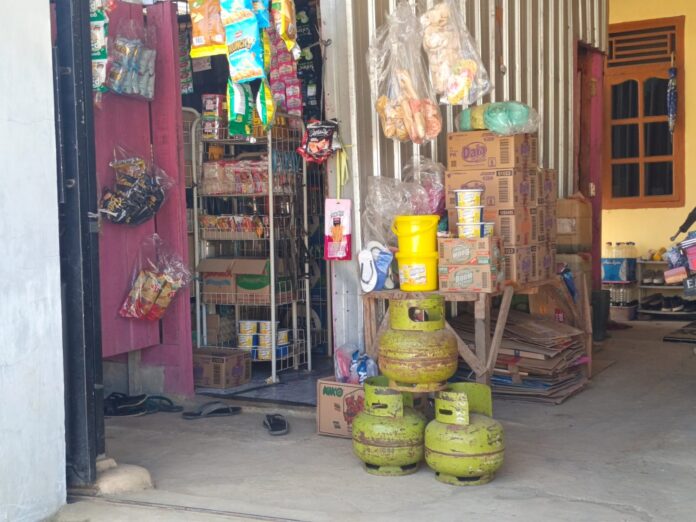 Tabung elpiji 3 kilogram dijual di salah satu kios di Kota Bima. Pemerintah Kota Bima akan menertibkan penjualan elpiji bersubsidi melalui pengecer untuk menekan kenaikan harga dan memastikan distribusi tepat sasaran.(Suara NTB/hir)