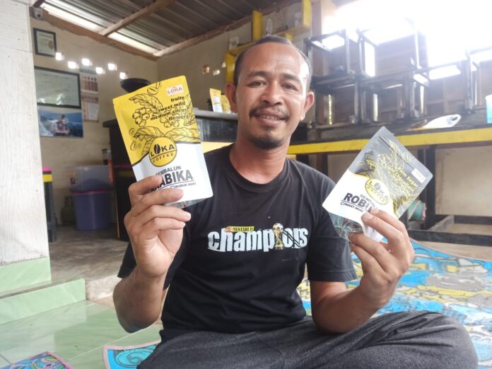 Hajrul Azmy memperlihatkan kemasan kopi yang diraciknya. (Suara NTB/rus)
