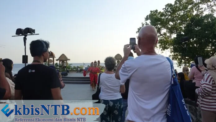 Kebangkitan Pariwisata Lombok Barat, Wisatawan Asing Saksikan Pekan Kesenian Festival Senggigi di Amfiteater