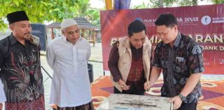 Milad ke-20, Bank Dinar Resmikan MCK Santriwati Ponpes Al Amin Gelogor
