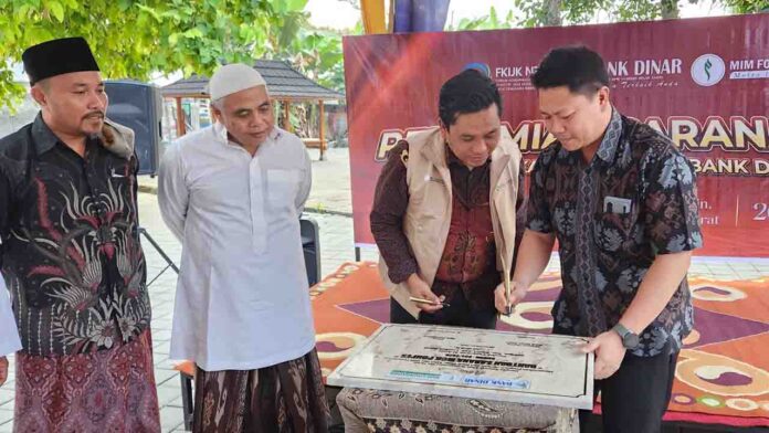 Peresmian MCK Ponpes Al Amin Gelogor, oleh Direktur Utama Bank Dinar, Mustaen bersama Ketua MIM Foundation, Romi Saefudin, dan unsur pimpinan Ponpes.