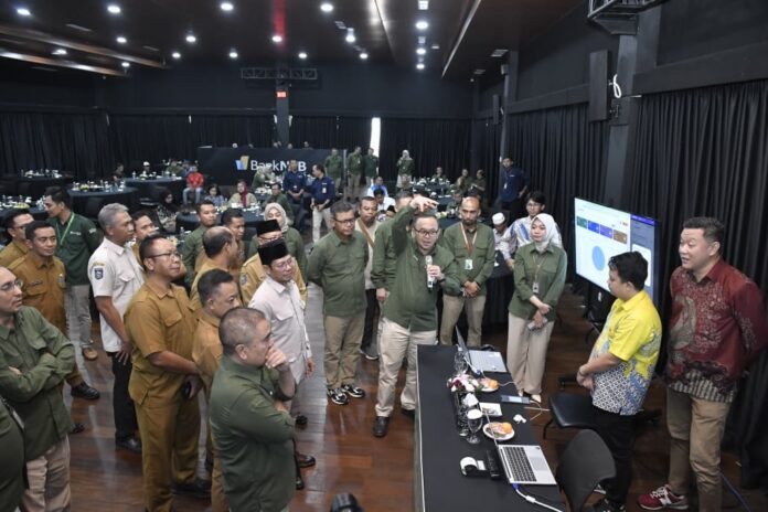 Bank NTB Syariah Hadirkan Sistem Digital untuk Tingkatkan PAD Daerah Mataram (Suara NTB)- Bank NTB Syariah meluncurkan inovasi Digital System Pendapatan Asli Daerah (DSPAD) untuk membantu pemerintah daerah mengelola pajak secara lebih mudah, cepat, dan transparan. Sistem ini diharapkan mampu menekan kebocoran penerimaan pajak sekaligus meningkatkan Pendapatan Asli Daerah (PAD) tanpa harus menambah jumlah wajib pajak. Direktur IT Bank NTB Syariah, Rully Feranata, mengatakan pengembangan DSPAD merupakan bentuk sinergi antara bank pembangunan daerah dengan pemerintah kabupaten dan kota agar pengelolaan pajak menjadi lebih efektif. Bank NTB Syariah Hadirkan Sistem Digital untuk Tingkatkan PAD Daerah