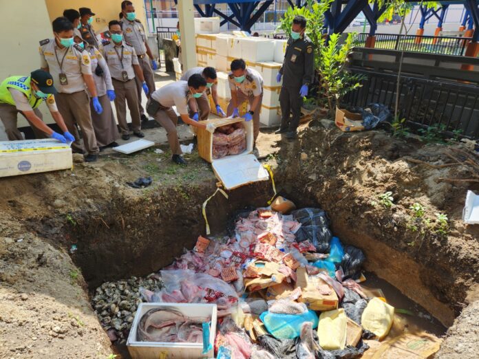 IMG-20260721-WA0114 Masuk Ilegal dari Lembar, Karantina NTB Musnahkan Daging Babi Beku Hingga Komoditas Perikanan