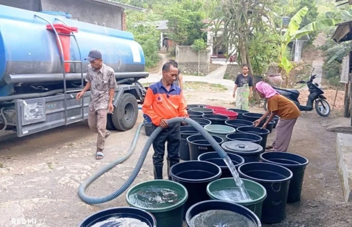 Selain distribusi air, Toni juga memperkuat koordinasi dengan pemerintah desa, pemerintah kecamatan, PDAM, dan instansi terkait. Langkah ini agar penanganan kekeringan berjalan cepat dan efektif. Personel, armada mobil tangki, serta peralatan pendukung tetap disiagakan untuk merespons setiap laporan masyarakat yang membutuhkan bantuan air bersih. Lebih lanjut, BPBD Kabupaten Lobar mengimbau masyarakat agar menggunakan air secara hemat dan bijaksana. Serta segera melaporkan kepada pemerintah desa atau BPBD apabila mengalami kesulitan mendapatkan pasokan air bersih. Pemkab Lobar juga telah menetapkan Status Siaga Bencana Kekeringan yang berlaku mulai 15 Juni hingga 31 Agustus 2026. Penetapan ini sebagai langkah antisipasi menghadapi puncak musim kemarau, Penetapan status tersebut menjadi dasar percepatan penanganan dan mobilisasi sumber daya guna meminimalkan dampak kekeringan terhadap masyarakat. (her) Kekeringan di Lombok Barat Meluas hingga 45 Dusun