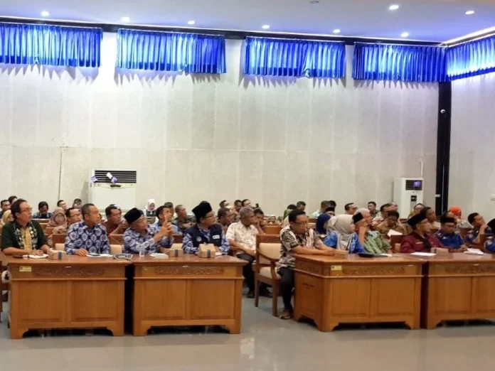 Dari hasil evaluasi capaian triwulan I ini, semua OPD didorong melakukan percepatan. Termasuk program Rp1 miliar per desa. Sesuai arahan pimpinan kepada semua OPD untuk lebih progresif lagi. “Karena kita sudah ditegur sama Kemendagri untuk diminta melakukan percepatan-percepatan belanja daerah,” tegasnya. Jika dinilai dari pencapaian PAD, kata Deny, dinilai sudah bagus. Hanya tinggal realisasi belanja yang perlu didorong kembali kepada semua OPD. Untuk itu, Bupati pun telah memanggil semua OPD-OPD besar seperti PU, Dikes, Dikbud untuk segera melakukan percepatan. Lebih lanjut dikatakan, untuk percepatan OPD didorong pada triwulan II ini agar pertengahan bulan Juli ini bisa lebih progresif capaiannya. Pihaknya pun tengah menyusun strategi agar OPD bisa melaporkan capaian bulanan bukan per tiga bulan. (her) Serapan Belanja Pemkab Lobar Masih Rendah
