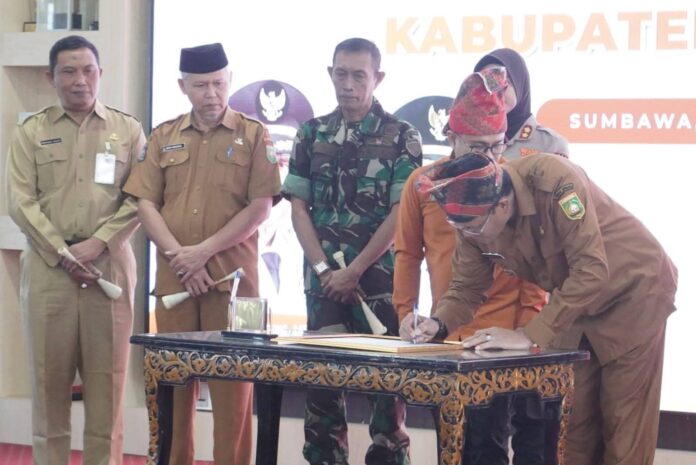Bupati Sumbawa, H. Syarafuddin Jarot menandatangani komitmen untuk menyukseskan pencanangan program sensus ekonomi tahun 2026 pada, Selasa (30/6). (Suara NTB/ist) Penguatan Ekonomi di Daerah, Pemkab Sumbawa Canangkan Sensus Ekonomi