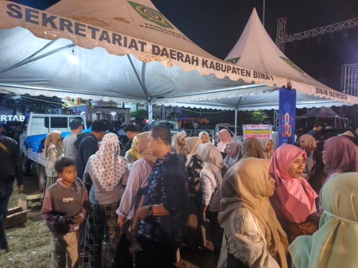 Sejumlah warga ramai mengunjungi gerakan pangan murah yang digelar Pemkab Bima sebagai rangkaian dari peringatan Hari Jadi Bima ke-386 tahun pada, Selasa (30/6) malam.(Suara NTB/hir) Rangkaian Hari Jadi Bima ke-386, Pemkot Bima Gelar Gerakan Pangan Murah