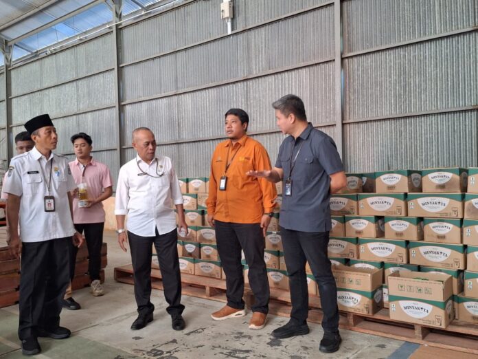Dinas Perdagangan Kota Malang dan TPID melakukan inspeksi mendadak (sidak) di Gudang Bulog Dasan Cermen untuk memastikan kualitas aman dari zat biosolar, pada Rabu (1/7/2026). (Suara NTB/pan)