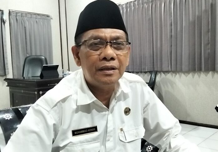 Turun Awasi Pengecer, Disdag Lobar Pastikan Elpiji Dijual Sesuai SE Bupati Giri Menang (Suara NTB) - Bupati Lombok Barat (Lobar), Lalu Ahmad Zaini resmi mengeluarkan Surat Edaran (SE) Nomor 541/1301/EKON-ADPEM/2026 tentang Penerapan Harga Eceran Tertinggi (HET) elpiji Tabung 3 Kilogram pada Tingkat Pengecer. SE ini sebagai komitmen Pemkab mengantisipasi permainan harga yang tak terkendali di tingkat pengecer. Langkah cepat dilakukan Dinas Perdagangan (Disdag) Lobar menindaklanjuti SE Bupati tersebut. Disdag berkolaborasi dengan para Camat turun mengawasi para pengecer untuk memastikan elpiji dijual Rp22 ribu per tabung sesuai dengan SE tersebut. Kepala Disdag Lobar H. Moh Adnan menyampaikan bahwa sesuai instruksi pimpinan, pihaknya menindaklanjuti SE Bupati tersebut. 