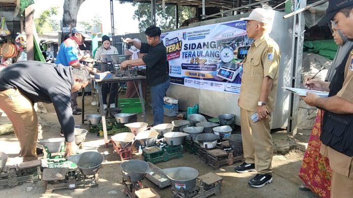 Pedagang Mainkan Timbangan Terancam Sanksi Denda Pedagang Mainkan Timbangan Terancam Sanksi Denda