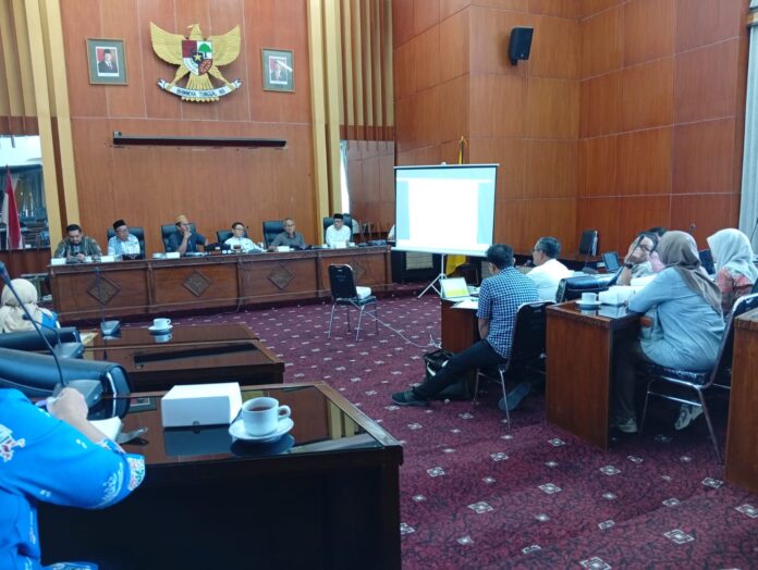 Realisasi Belanja BKD Kota Mataram Capai 57,94 Persen, Sejumlah Program Tertunda karena Kendala Pengadaan Mataram (Suara NTB) – Realisasi belanja Badan Keuangan Daerah Kota Mataram hingga pertengahan tahun anggaran 2025 telah mencapai 57,94 persen. Meski sebagian besar program berjalan sesuai target, sejumlah kegiatan masih mencatat realisasi rendah akibat kendala pengadaan barang, proses administrasi, serta penyesuaian terhadap ketentuan yang berlaku. Kepala Badan Keuangan Daerah Kota Mataram, H. Muhammad Ramayoga, menjelaskan realisasi belanja operasional telah mencapai sekitar 60 persen. Rinciannya, belanja pegawai terealisasi 58 persen, sedangkan belanja barang dan jasa mencapai 60 persen. Sementara itu, belanja modal yang dianggarkan sebesar Rp8,8 miliar baru terealisasi Rp2,8 miliar atau sekitar 32 persen. Adapun belanja tidak terduga sebesar Rp7 miliar baru terserap Rp2,8 miliar atau 40 persen. Untuk belanja transfer, dari pagu Rp5,3 miliar telah direalisasikan Rp4,2 miliar atau sekitar 79 persen. Ramayoga mengatakan rendahnya realisasi pada sejumlah subkegiatan terutama disebabkan adanya pengadaan barang yang ditunda karena spesifikasi yang dibutuhkan tidak tersedia di pasar. Menurutnya, BKD memilih menunda pengadaan dibanding membeli barang yang tidak sesuai kebutuhan. Realisasi Belanja BKD Kota Mataram Capai 57,94 Persen, Sejumlah Program Tertunda karena Kendala Pengadaan