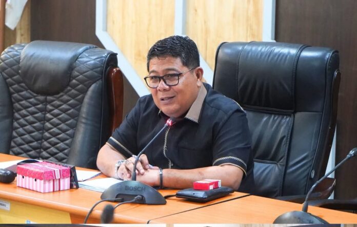 Dukung Pariwisata Mendunia, Dewan Dorong Pemerataan Fasilitas PJU di Seluruh Jalan Provinsi NTB Mataram (Suara NTB) - Sebagai besar jalan Provinsi, baik yang ada di pulau Lombok dan Pulau Sumbawa, kondisinya masih gelap gulita dikarenakan tidak memiliki fasilitas Penerangan Jalan Umum (PJU). Kondisi tersebut dinilai tidak sejalan dengan program unggulan daerah untuk pembangunan sektor pariwisata. Karena itu Anggota Komisi IV DPRD NTB, Iwan Panjidinata mendorong pengadaan lampu PJU pada tahun 2026 bisa dilaksanakan secara merata di seluruh kabupaten/kota demi pemerataan pembangunan di setiap daerah. Dukung Pariwisata Mendunia, Dewan Dorong Pemerataan Fasilitas PJU di Seluruh Jalan Provinsi NTB Mataram (Suara NTB) - Sebagai besar jalan Provinsi, baik yang ada di pulau Lombok dan Pulau Sumbawa, kondisinya masih gelap gulita dikarenakan tidak memiliki fasilitas Penerangan Jalan Umum (PJU). Kondisi tersebut dinilai tidak sejalan dengan program unggulan daerah untuk pembangunan sektor pariwisata. Karena itu Anggota Komisi IV DPRD NTB, Iwan Panjidinata mendorong pengadaan lampu PJU pada tahun 2026 bisa dilaksanakan secara merata di seluruh kabupaten/kota demi pemerataan pembangunan di setiap daerah.