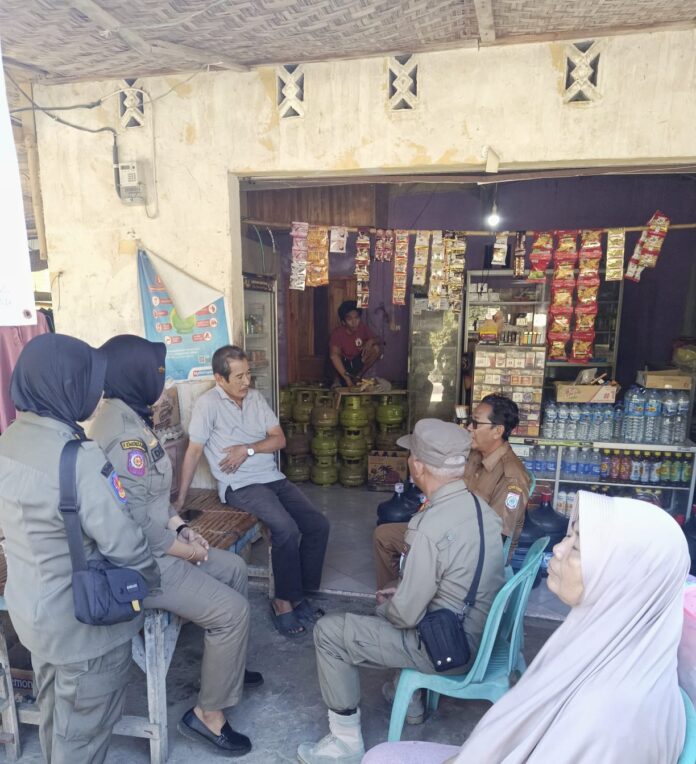 Inspeksi Tiga Kecamatan Satgas Temukan Indikasi Penyalahgunaan Distribusi Elpiji 3 Kilogram Taliwang (Suara NTB) - Satuan Tugas (Satgas) Pengawasan elpiji 3 kilogram Kabupaten Sumbawa Barat, baru-baru ini telah melalukan inspeksi ke tiga kecamatan dalam rangka pengawasan. Dari inspeksi itu sejumlah bentuk dugaan penyalahgunaan distribusi dan penjualan gas subsidi tersebut oleh pangkalan ditemukan. 